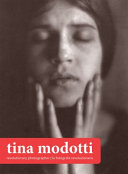 Tina Modotti : revolutionary photographer = la fotógrafa revolucionaria /